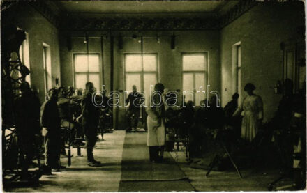 1915 Trencsénteplic, Trencianske Teplice; Sebesültjeink a fizikai gyógyintézetben. Kénes hőforrások és iszapfürdők hadikórháza 1914-1915. évben / Das Kriegsspital des Heilbades Trencsén-Teplicz (Schwefelthermen und Schlammbäder) in