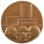 Váró Márton (1943-) 1980. 'Egyetemi szintű zenetanárképzés Debrecenben 1980' bronz emlékérem (98mm) T:2
