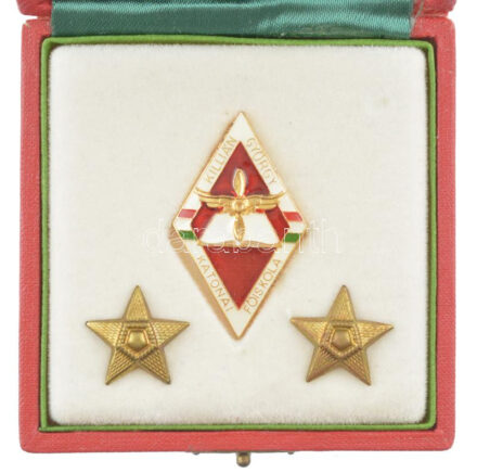 ~1970-1980. 'Kilián György Katonai Főiskola' zománcozott sapkajelvény 2db vállap csillaggal, dísztokban (46x27,5mm) T:1-