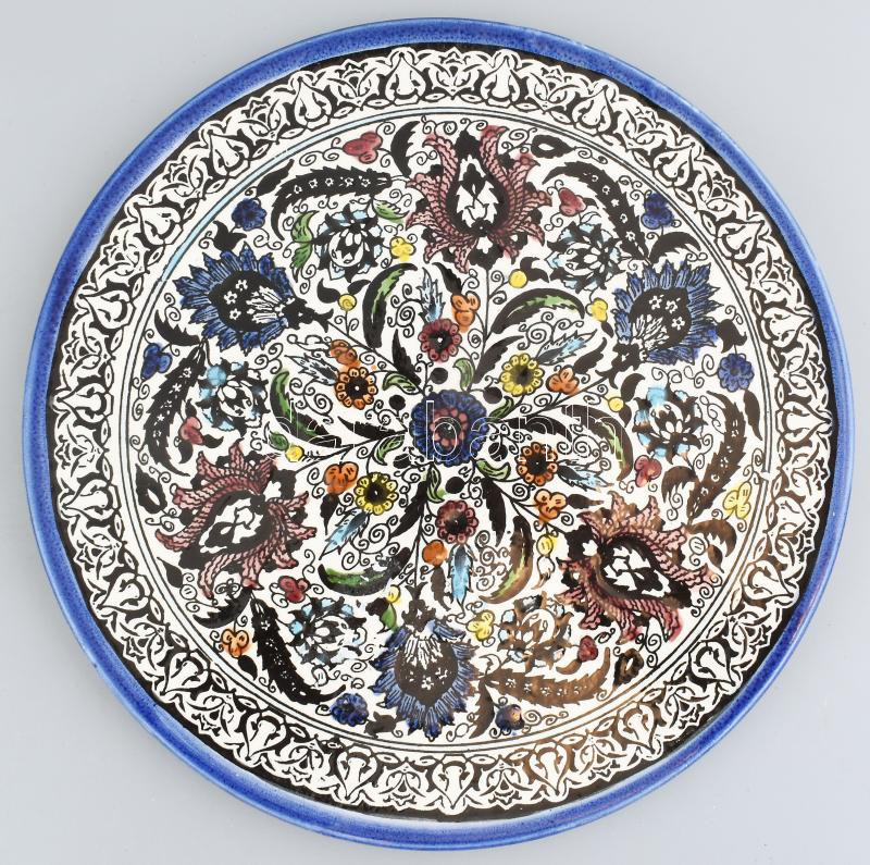 Virágos fajansz tálca, jelzés nélkül, mázrepedésekkel, d: 30,5 cm
