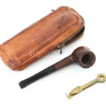 Extra fa pipa, jelzett, h: 14 cm. Bőr tokban, szurkálóval, dohánnyal.