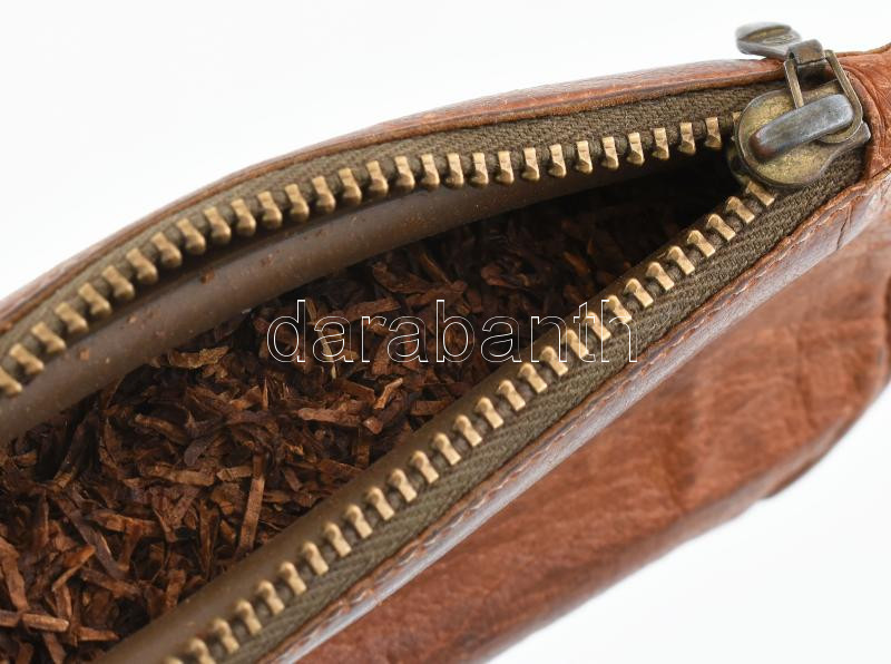 Extra fa pipa, jelzett, h: 14 cm. Bőr tokban, szurkálóval, dohánnyal. - Image 2