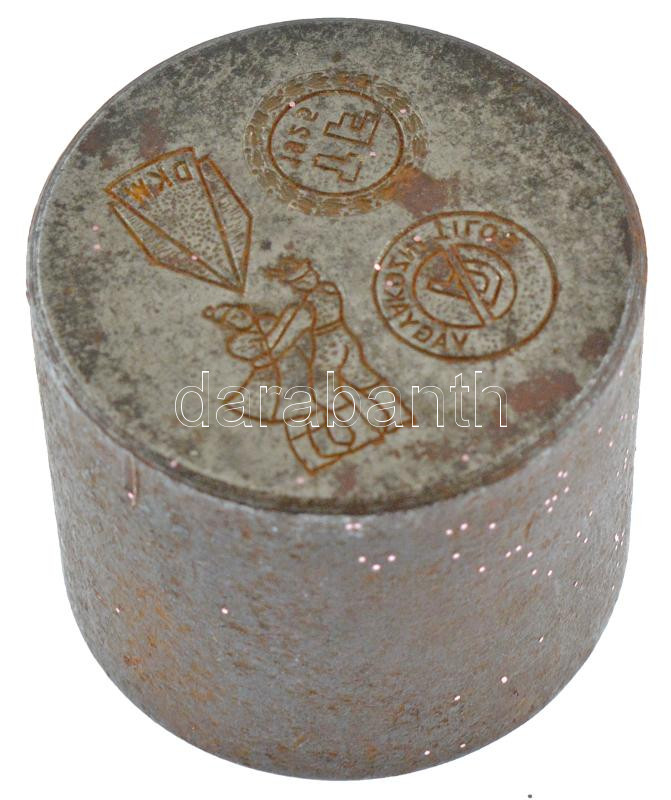 ~1952. Fém jelvényverő tő 9 különböző jelvénymintával (46x36mm) T:2
