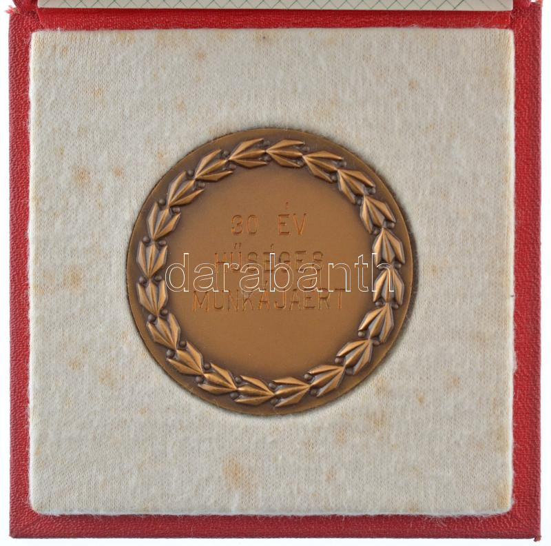 1977. 'Öntödei Vállalat' kétoldalas bronz emlékérem, hátoldalon gravírozva '30 ÉV HŰSÉGES MUNKÁJÁÉRT', eredeti tokban, igazolással (55mm) T:1- - Image 2