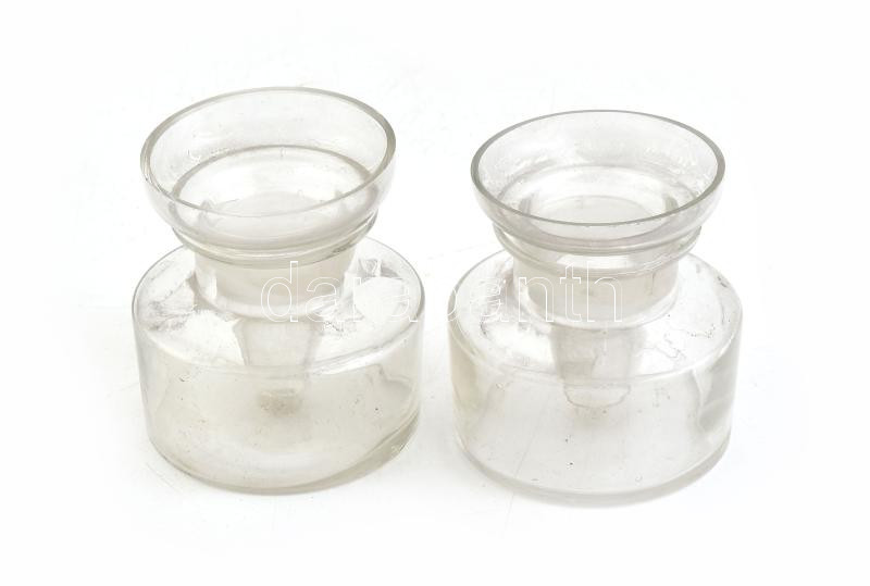 2 db zöld tölcséres laboratóriumi üveg, kopásnyomokkal, apró csorbákkal, m: 7 cm