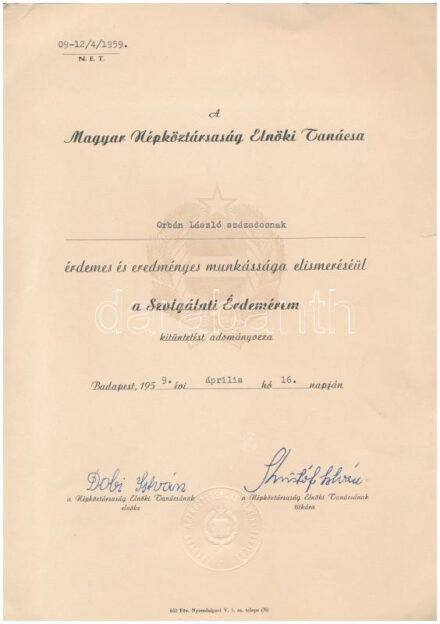 1959. 'Szolgálati Érdemérem' névre szóló adományozói okirata 'Magyar Népköztársaság Elnöki Tanácsa' szárazpecséttel T:2 kis szakadás