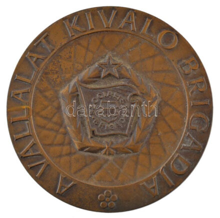 Vincze Dénes (1914-1972) DN 'A Vállalat Kiváló Brigádja' egyoldalas bronz emlékérem (70mm) T:1-