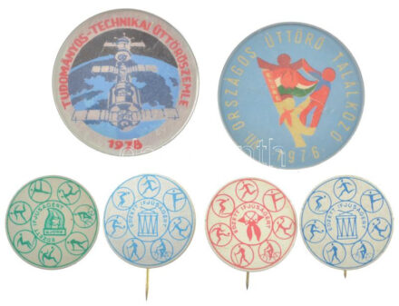 1976. 'VII Országos Úttörő Találkozó' Al és műanyag jelvény (50mm) + '1978. Tudományos-Technikai Úttörőszemle' Al és műanyag jelvény (50mm) + 4xklf 'Edzett Ifjúságért' Al jelvény (32mm) T:1-2 egyiken hiányzó tű