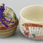 Japán teáscsésze és csengő. Kézzel festett, jelzett, kis mázrepedésekkel, d: 6,5-7,5 cm