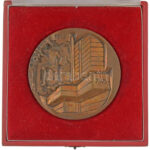 1975. '1945-1975' A felszabadulás emlékére kiadott propaganda egyoldalas bronz emlékére tokjában (100mm) T:1