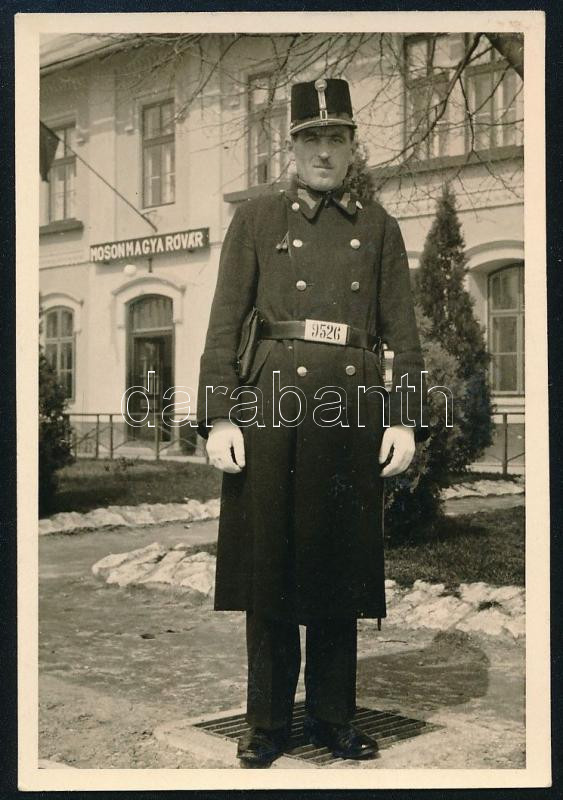 cca 1930 Mosonmagyaróvár vasútállomás, előtte rendőrrel. Fotó 6x9 cm