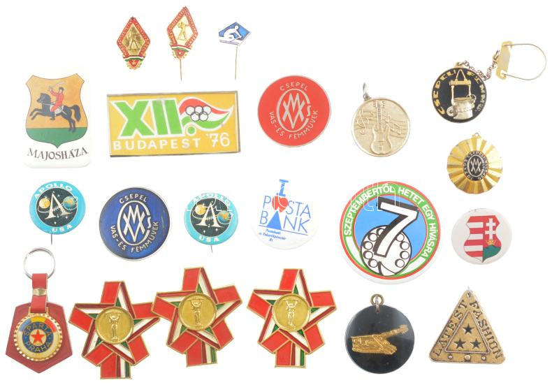 21 darabos (17xklf) magyar és külföldi jelvény tétel, közte 'Apollo USA', 'Csepel Vas- és Fémművek', 'Szeptembertől hetet egy hívásra' T:vegyes, hiányzó függesztés, sérült tű 21 pieces (17xdiff) badge lot C:mixed, missing