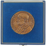 1973. 'Dr. Orovecz Béla / Országos Mentőszolgálat 25 éves jubileuma emlékére' kétoldalas bronz emlékérem tokjában (67mm) T:1-