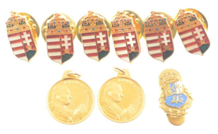 1991. 'Joannes Paulus pp II / Őszentsége II. János Pál pápa magyarországi látogatása emlékére 1991' aranyozott fém függő (2x) (20x16mm) + Magyarország koronás címere műgyantás fém jelvény (6x) (19x9mm) + városi címeres