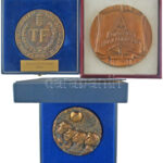Szabó Iván (1913-1998) DN 'Győrffy István Kollégium 1942 XXX' egyoldalas bronz emlékérem sérült dobozában (88mm) + 'Magyar Testnevelési Egyetem 1925 Budapest' egyoldalas bronz emlékérem Tarnóczai Istvánné nevére szóló sérült