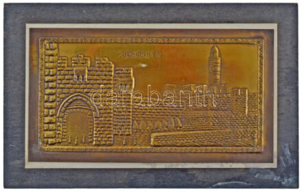 Izrael DN 'Jeruzsálem' domborított rézlemez plakett (225x 122mm) fa lapra ragasztva + 'Jeruzsálem' műgyanta plakett (175x58mm) fa lapra ragasztva T:2 Israel ND 'Jerusalem' embossed copper plate plaque (225x122mm) on wood plate + 'Jerusalem'