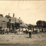 1943 Paks, aratás cséplőgéppel. Tumpek Mester műterme, photo (EK)