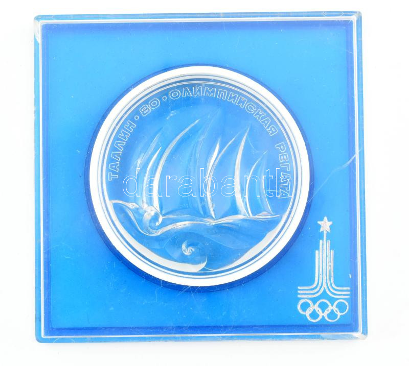 1980 Tallinn, Olimpiai Regatta vitorlásverseny emléktárgy, műanyag érem tokban, a tokon kis repedés, 12x12 cm