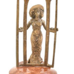 Jelzés nélkül: Lány az ajtóban. Bronz, márvány talapzaton. 25 cm