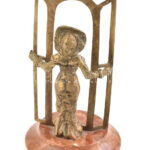 Jelzés nélkül: Lány az ajtóban. Bronz, márvány talapzaton. 25 cm - Image 3