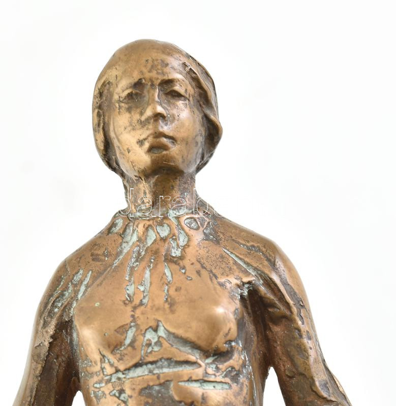 Józsa Lajos (1944-) Vízhordó asszony. Bronz. Jelzett, sorszámozott 10/2. 25 cm - Image 2