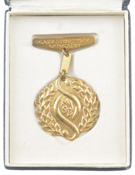 ~1980. 'Jogász Szövetségi Munkáért' aranyozott fém jelvény dísztokban (65x40mm) T:2