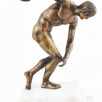 Diszkoszvető, patinázott bronz, márványtalpon, jelzés nélkül. Alsó talapzata mozog. m: 37 cm