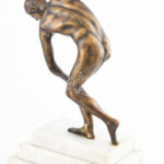 Diszkoszvető, patinázott bronz, márványtalpon, jelzés nélkül. Alsó talapzata mozog. m: 37 cm - Image 2