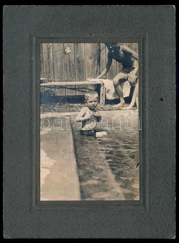 1907 Zsáka, pancsoló kisgyerek, kartonra kasírozott fotó, 8×5 cm