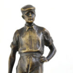 Franz Gruber - Austrian (1878-1945): Ready 'Favágó fiú'. Bronz, márvány talapzaton, jelzett, m: 24,5 cm - Image 2