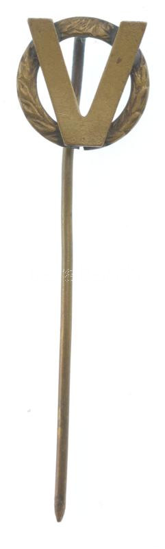 ~1940. 'V (Viktória)' II. világháborús bronz propaganda jelvény (12x11mm) T:1 patina