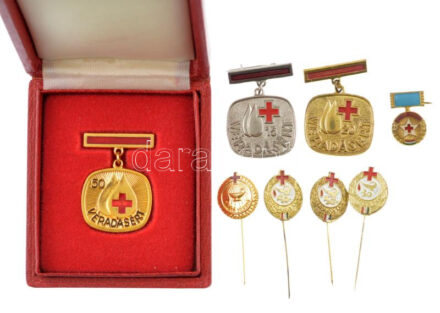 1980-1985. '30' + '40' + '50' + 'Kiváló véradó' festett, aranyozott véradó jelvények + '15 véradásért' + '20 véradásért' festett, műgyantás jelvények + 'Kiváló véradó+ műgyantás miniatűr + '50 véradásért' aranyozott,