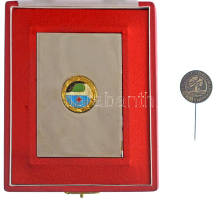 ~1975. 'A környezet védelméért' aranyozott műgyantás kitüntető jelvény krómozott sárgaréz plakettbe ágyazva eredeti dobozban (86x60mm) + 'Környezetvédelem - Hazafias Népfront' ezüstpatinázott bronz jelvény (24mm) T:1 ujjlenyomat