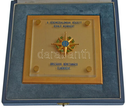 ~1975. 'A békemozgalomban végzett kiváló munkáért - Országos Béketanács Elnöksége' aranyozott műgyantás jelvény szinterezett fém és plexi plakettbe ágyazva (120x120mm) + a jelvény aranyozott műgyantás miniatűrje (19mm) T:1
