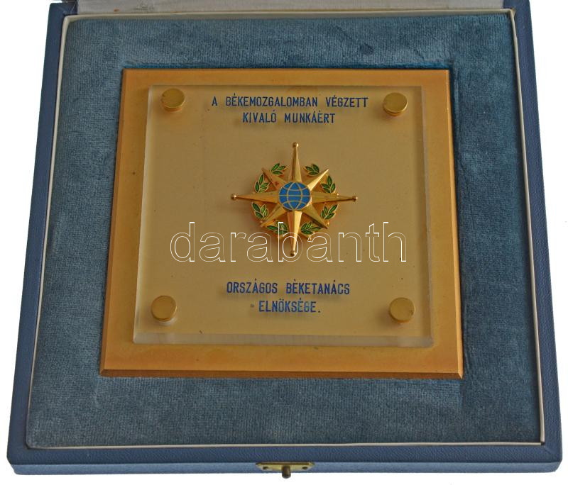 ~1975. 'A békemozgalomban végzett kiváló munkáért - Országos Béketanács Elnöksége' aranyozott műgyantás jelvény szinterezett fém és plexi plakettbe ágyazva (120x120mm) + a jelvény aranyozott műgyantás miniatűrje (19mm) T:1