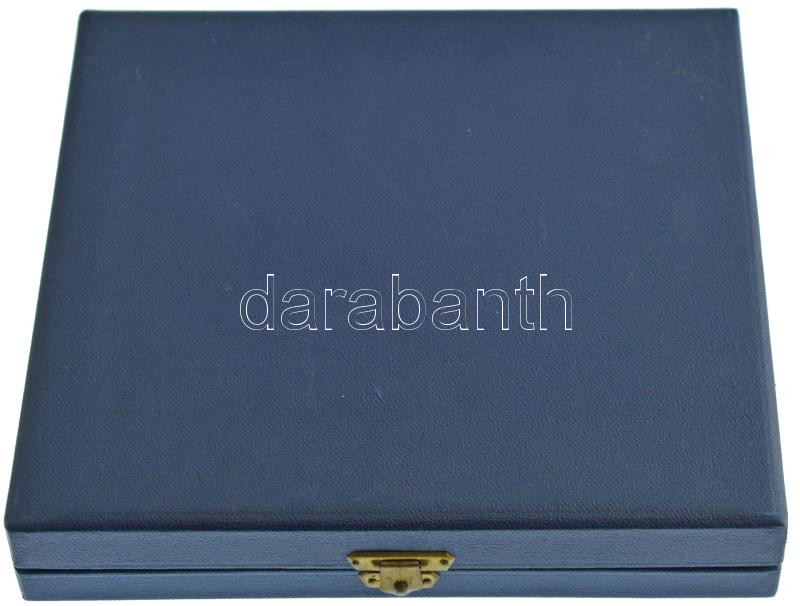 ~1975. 'A békemozgalomban végzett kiváló munkáért - Országos Béketanács Elnöksége' aranyozott műgyantás jelvény szinterezett fém és plexi plakettbe ágyazva (120x120mm) + a jelvény aranyozott műgyantás miniatűrje (19mm) T:1 - Image 2