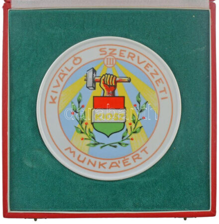 ~1970-1985. 'KIOSZ (Kisiparosok Országos Szövetsége) Kiváló szervezeti munkáért III' egyoldalas, festett porcelán plakett 'HOLLÓHÁZA HUNGARY' gyártói jelzéssel eredeti dobozban (140mm) + 'KIOSZ - Kisipari munkabrigád tag' festett