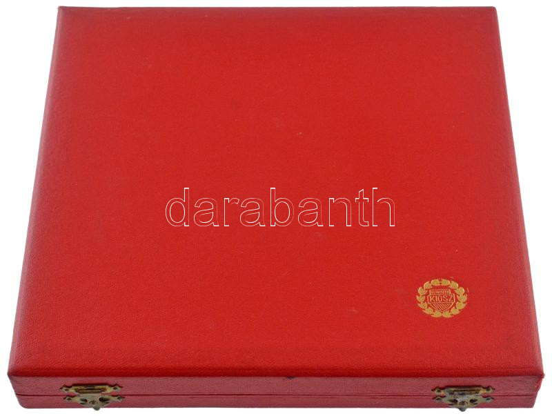 ~1970-1985. 'KIOSZ (Kisiparosok Országos Szövetsége) Kiváló szervezeti munkáért III' egyoldalas, festett porcelán plakett 'HOLLÓHÁZA HUNGARY' gyártói jelzéssel eredeti dobozban (140mm) + 'KIOSZ - Kisipari munkabrigád tag' festett - Image 4