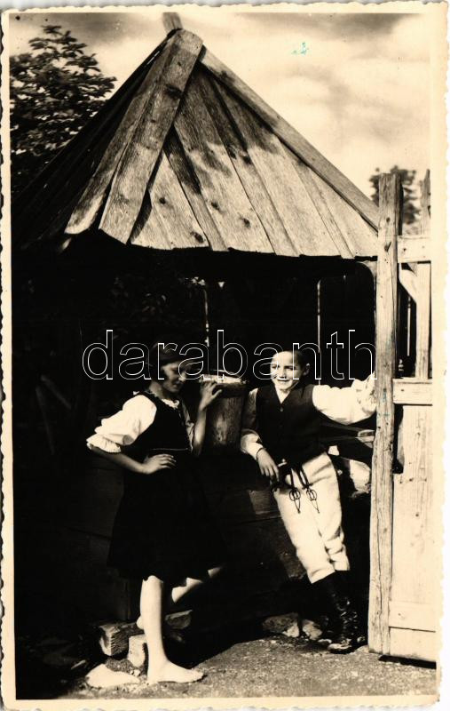 1940 Csíkszereda, Miercurea Ciuc; székely gyerekek a kútnál / Transylvanian folklore + '1940 Csíkszereda visszatért' So. Stpl.