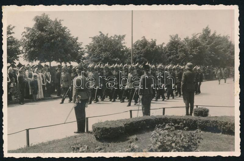 cca 1938 Rendőrök felvonulása, fotólap, 8,5×13,5 cm
