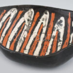 Gorka Lívia (1925-2011): Kínáló tál. Fekete, piros és fehér mázakkal festett kerámia. Jelzett, kis kopással, 21x16x8 cm