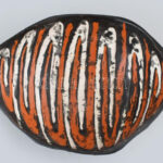 Gorka Lívia (1925-2011): Kínáló tál. Fekete, piros és fehér mázakkal festett kerámia. Jelzett, kis kopással, 21x16x8 cm - Image 2