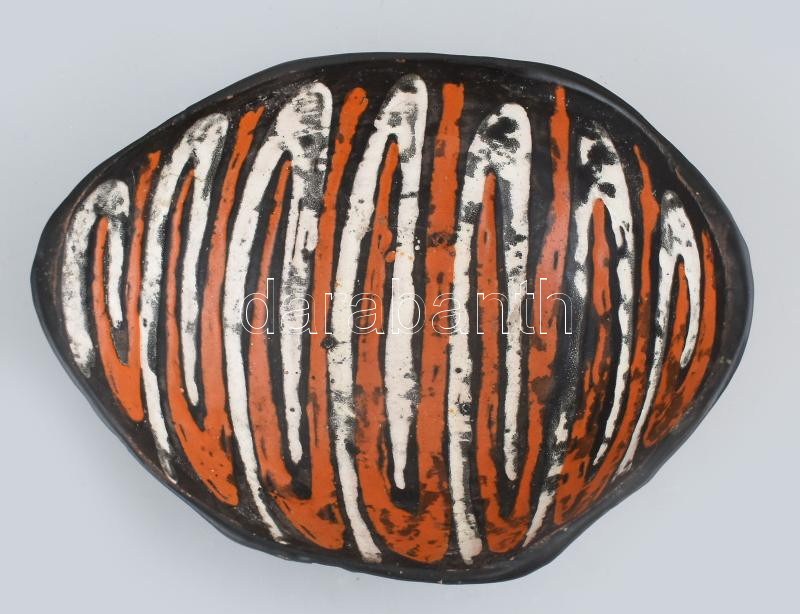 Gorka Lívia (1925-2011): Kínáló tál. Fekete, piros és fehér mázakkal festett kerámia. Jelzett, kis kopással, 21x16x8 cm - Image 2
