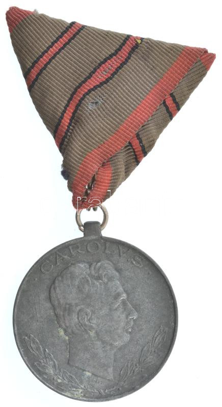 1918. 'Sebesültek Érme' cink kitüntetés kettő sebesülés után járó mellszalaggal. Szign.: R. Placht T:2 Hungary 1918. 'Wound Medal' zinc decoration with ribbon after two wounds. Sign.: R. Placht C:XF NMK 328.