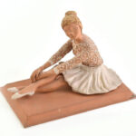 Bod Éva (1924-2004): Kislány, mázas kerámia figura, jelzett, kis kopásnyomokkal, nyaklánca sérült m: 21 cm