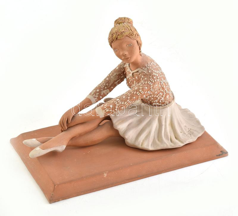 Bod Éva (1924-2004): Kislány, mázas kerámia figura, jelzett, kis kopásnyomokkal, nyaklánca sérült m: 21 cm