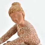 Bod Éva (1924-2004): Kislány, mázas kerámia figura, jelzett, kis kopásnyomokkal, nyaklánca sérült m: 21 cm - Image 2