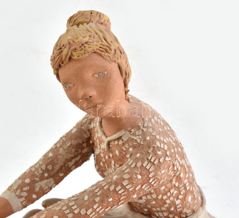 Bod Éva (1924-2004): Kislány, mázas kerámia figura, jelzett, kis kopásnyomokkal, nyaklánca sérült m: 21 cm - Image 2