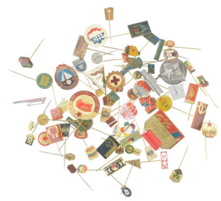 70 darabos vegyes jó állapotú nagyrészt csehszlovák kitűző tétel, közte műgyantás és zománcozott darabok 70 pieces mixed resin and enamelled pin lot in good condition, mainly from Czechoslovakia