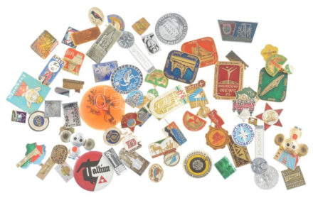 64 darabos vegyes jó állapotú nagyrészt szovjet kitűző tétel, közte műgyantás és zománcozott, műanyag, illetve elvétve tű nélküli darabok 64 pieces mixed resin, enamelled and plastic pin lot in good condition, some without needle,